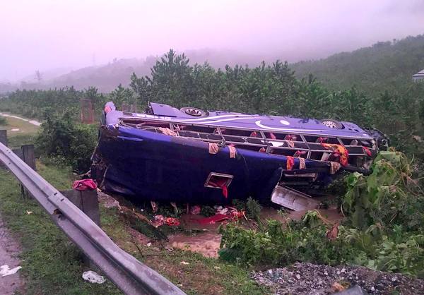 Quảng Nam Tai nạn nghiêm trọng làm 2 người chết, 14 người bị thương