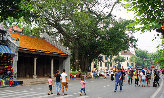 Nét văn hóa mới trên khu phố đi bộ hồ Gươm