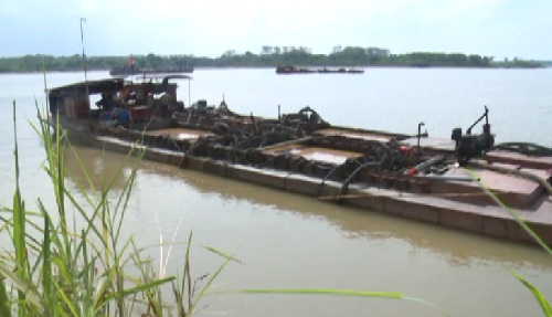 Hưng Yên Bắt giữ phương tiện hút cát trái phép