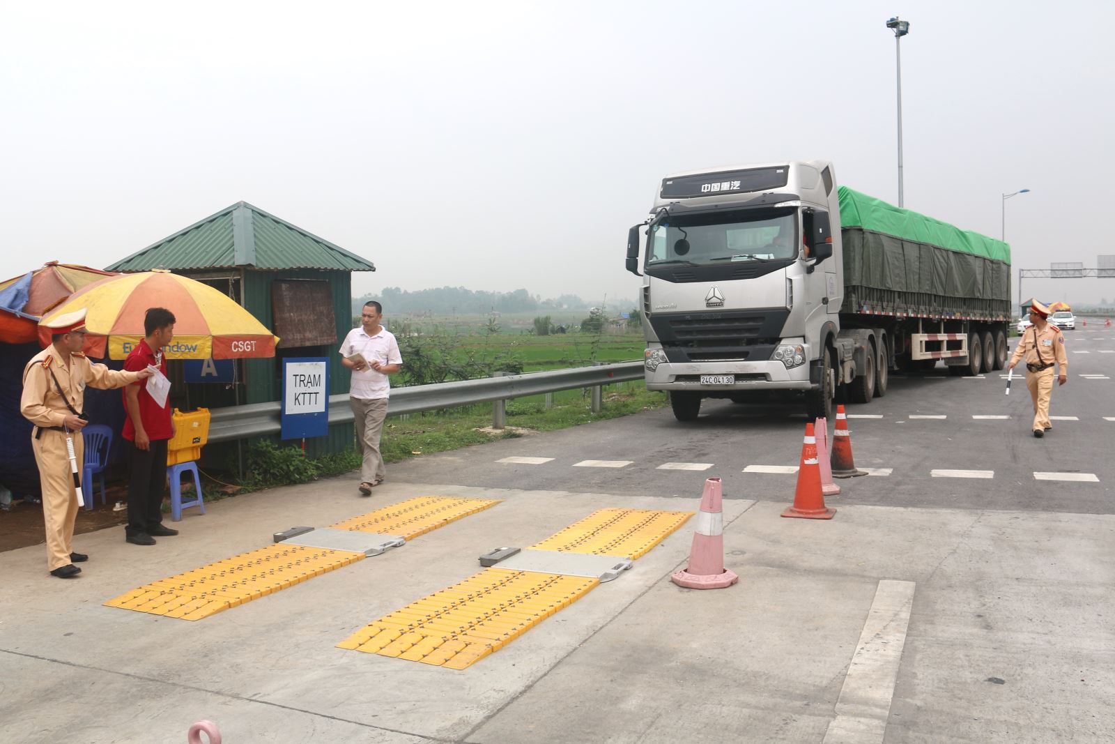 Chính phủ chỉ đạo tăng cường kiểm soát tải trọng phương tiện giao thông