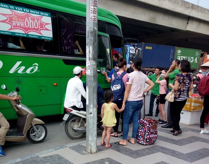 Hà Nội Cần sớm xử lý “bến cóc” trước tòa nhà chung cư Thăng Long Number One