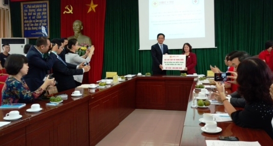 Tiếp nhận viện trợ của Hội Chữ thập đỏ Trung Quốc ủng hộ đồng bào miền Trung