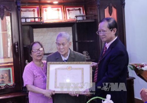 Việt kiều Lào đầu tiên được trao Huy hiệu 65 năm tuổi Đảng