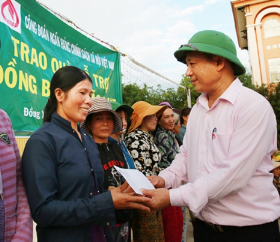 NHCSXH trao hơn 2 100 suất quà cứu trợ bà con vùng lũ miền Trung