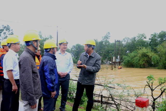 Ứng phó và khắc phục sự cố lưới điện do mưa, lũ ở khu vực miền Trung