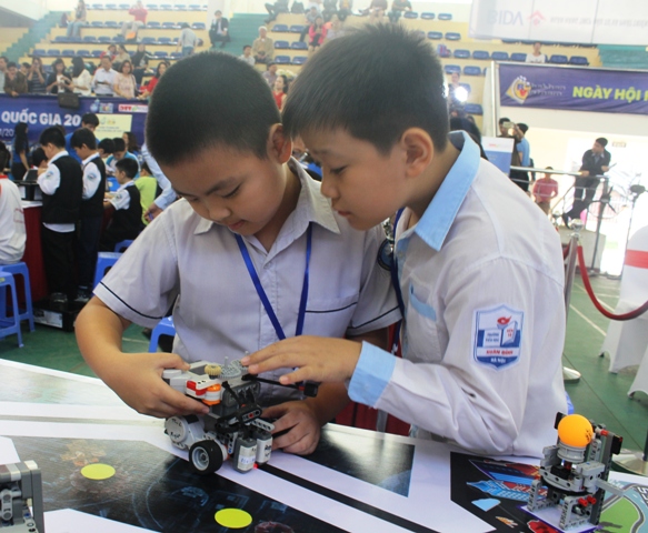 Ngày hội Robothon 2016 Quy tụ đông đảo các “lập trình viên nhí” tại Hà Nội