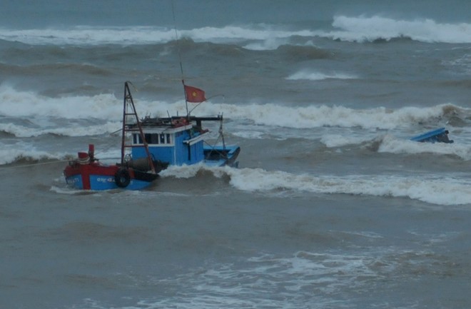 Quảng Ngãi Cứu sống hai ngư dân trên tàu cá bị chìm