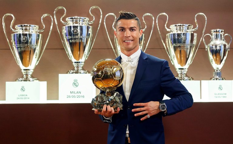 Ronaldo giành quả bóng vàng lần thứ 4 trong sự nghiệp
