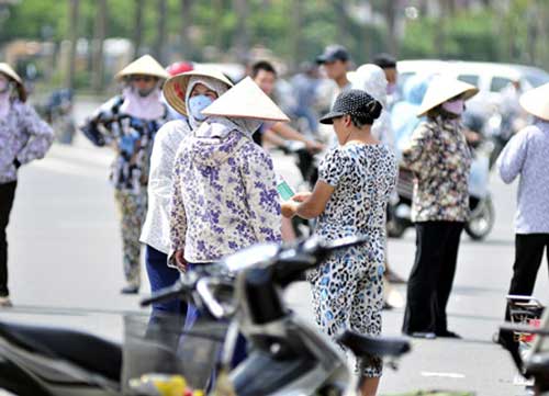 Trước trận Việt Nam - Indonesia Giá vé và các dịch vụ ăn theo tăng chóng mặt