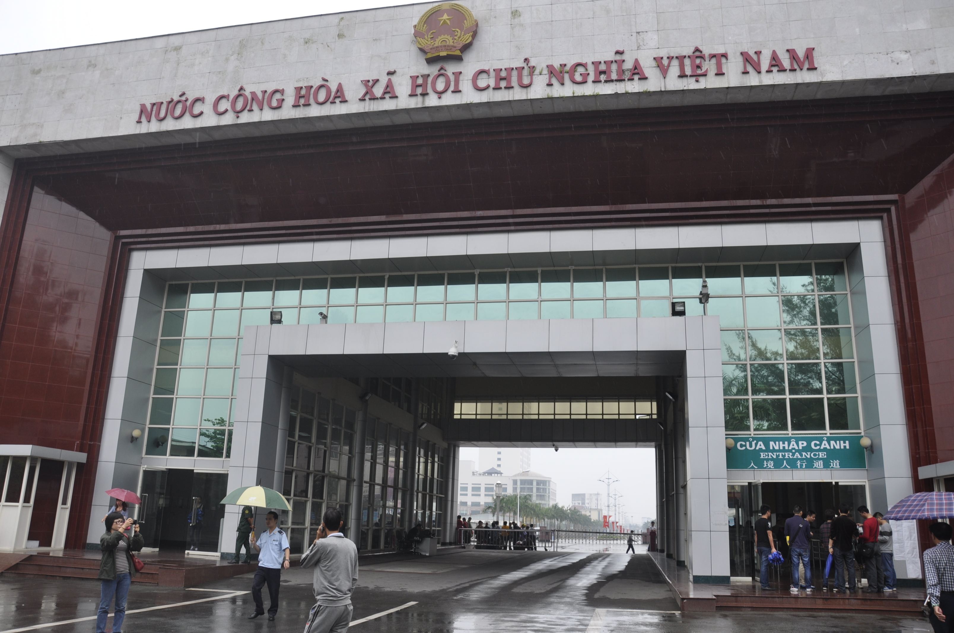Quy định hoạt động mua bán hàng hóa qua biên giới của thương nhân