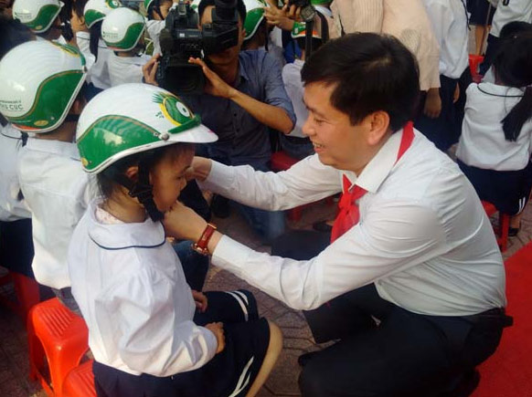 Trao 20 000 mũ bảo hiểm cho học sinh tiểu học