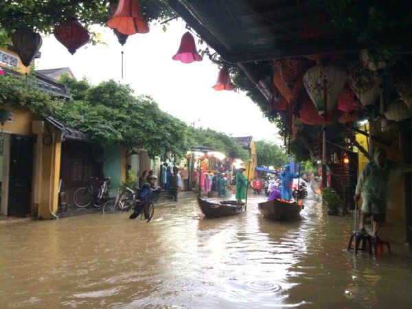 Ảnh hưởng mưa lớn, Hội An chìm trong biển nước