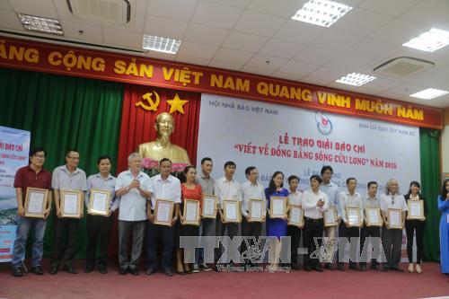 Trao giải báo chí viết về Đồng bằng sông Cửu Long năm 2016