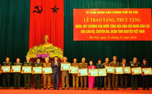 Trao tặng Huân, Huy chương cho quân tình nguyện, chuyên gia quân sự làm nhiệm vụ quốc tế tại Lào