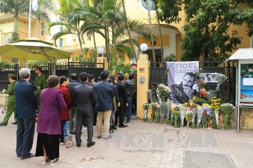 Nhân dân Việt Nam bày tỏ niềm thương tiếc Lãnh tụ Fidel Castro Ruz
