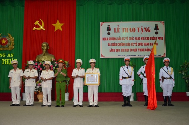 Phòng PA88 Công an tỉnh Bình Thuận đón nhận Huân chương Bảo vệ Tổ quốc hạng Nhì