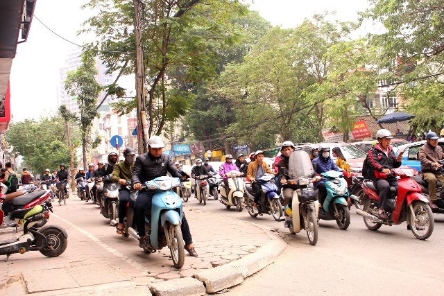 Hà Nội Hàng loạt phương tiện giao thông ngang nhiên đi trên hè phố
