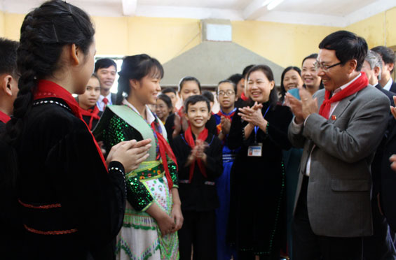 Phó Thủ tướng Phạm Bình Minh tiếp xúc cử tri Thái Nguyên