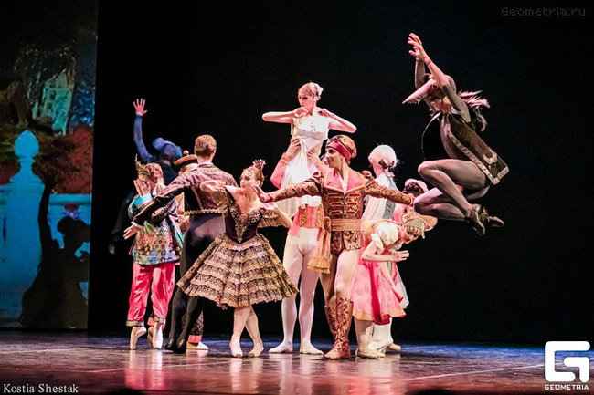 Trình diễn vở ba lê kinh điển “Kẹp hạt dẻ” tại Hà Nội