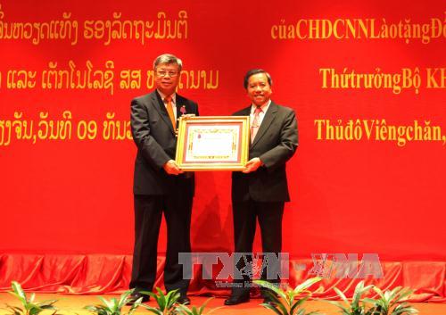 Lào trao Huân chương Itsala cho Thứ trưởng Bộ KHCN Việt Nam