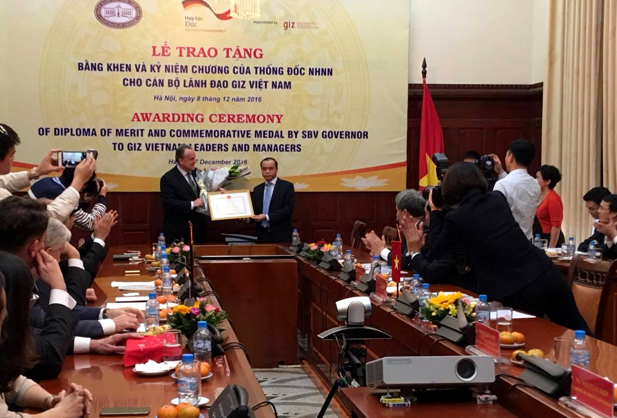Tặng Bằng khen và Kỷ niệm chương Vì sự nghiệp ngân hàng Việt Nam cho cán bộ lãnh đạo GIZ Việt Nam