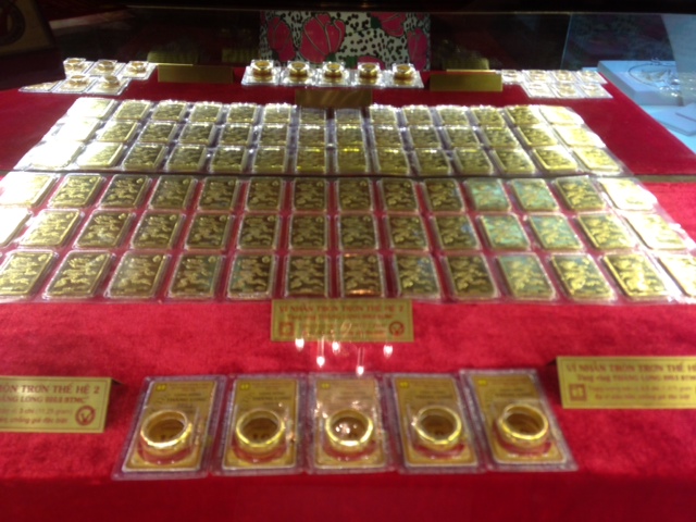 Đầu tuần, giá vàng bật tăng 200 000 đồng lượng