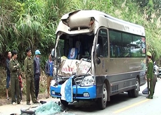 Thanh Hóa Xe khách đâm vào xe chở mía, 11 người bị thương
