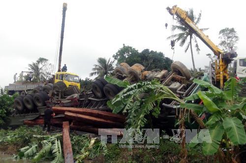 Phú Yên Xe tải chở hàng chục tấn gỗ bị lật ngửa