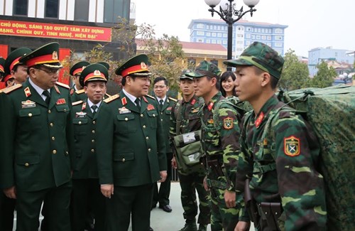 Đại tướng Ngô Xuân Lịch kiểm tra công tác sẵn sàng chiến đấu và chúc Tết tại Lữ đoàn 205