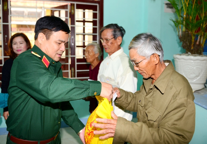 Bộ Quốc phòng chúc tết bà con vùng lũ Quảng Nam
