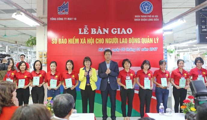 Doanh nghiệp đầu tiên thực hiện trao sổ bảo hiểm xã hội cho người lao động quản lý