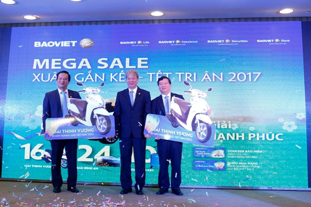 Bảo Việt 70 khách hàng đầu tiên nhận giải thưởng chương trình “Xuân gắn kết - Tết tri ân” 2017