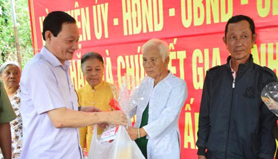 Thăm và chúc tết người dân khu căn cứ vùng kháng chiến