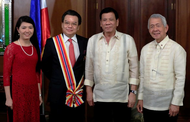 Tổng thống Philippines trao tặng Huân chương Sikatuna hạng Vàng cho Đại sứ Việt Nam tại Philippines