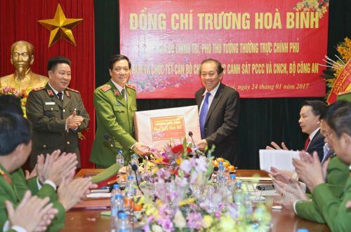 Đồng chí Trương Hòa Bình kiểm tra công tác ứng trực phục vụ Tết Nguyên đán