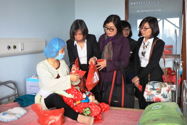 Thăm hỏi, tặng quà các cháu bệnh nhân bệnh viện Nhi Trung ương và bệnh viện K Tân Triều Hà Nội