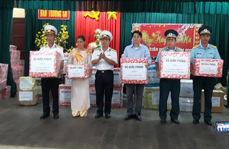 Vùng IV Hải quân thăm, tặng quà Tết quân và dân Trường Sa