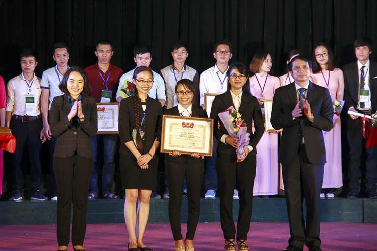 Trao giải thưởng “Sinh viên nghiên cứu khoa học năm 2016”