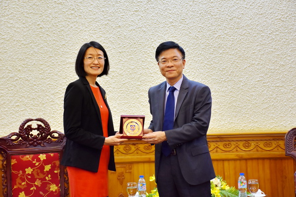 Trao Kỷ niệm chương “Vì sự nghiệp Tư pháp” cho Trưởng đại diện UNWomen tại Việt Nam