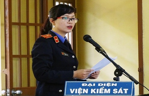 Kiểm sát viên không được coi thường, xúc phạm danh dự người tranh tụng với mình