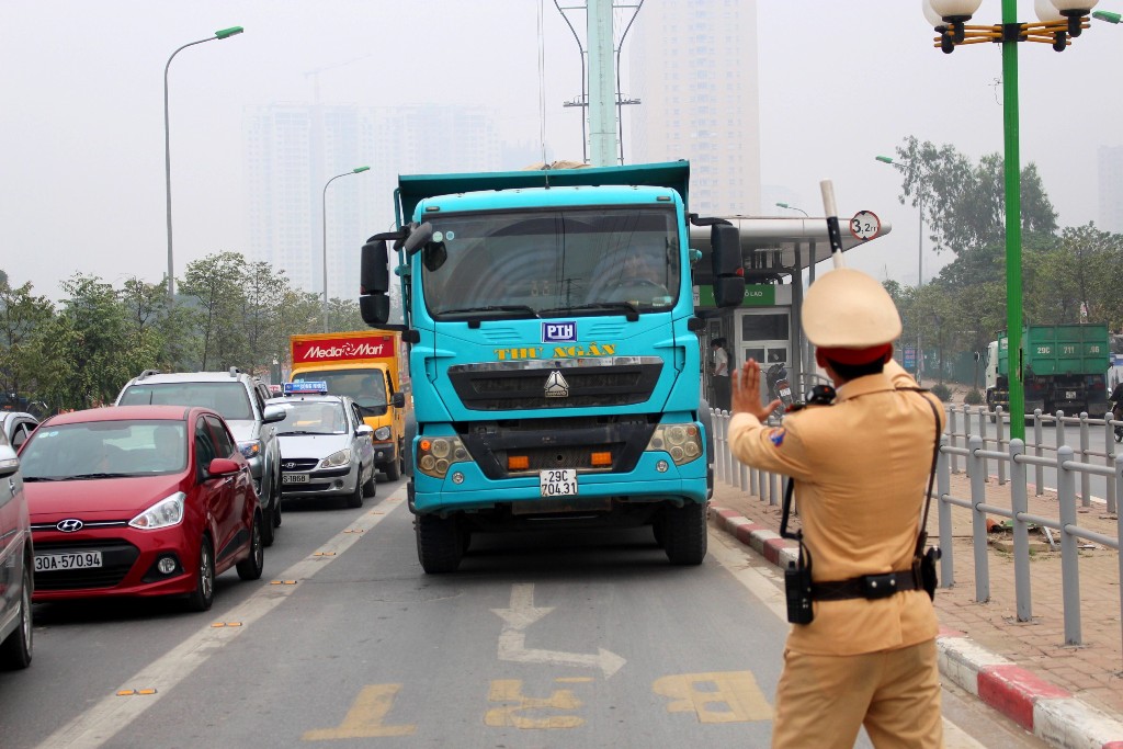 Hà Nội Bắt đầu xử phạt ô tô, xe máy đi vào làn đường ưu tiên xe buýt nhanh