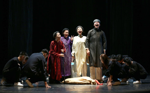 Công diễn vở hài kịch “Quẫn”