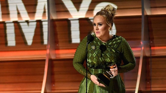 Nữ ca sĩ Adele giành trọn 3 giải tại Grammy 2017