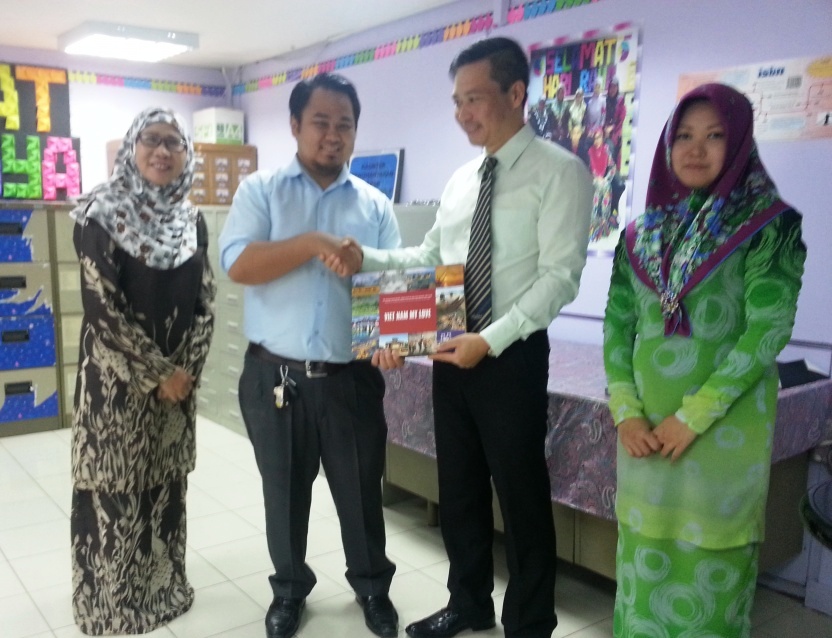 Đại sứ quán Việt Nam trao tặng sách cho Thư viện quốc gia Brunei