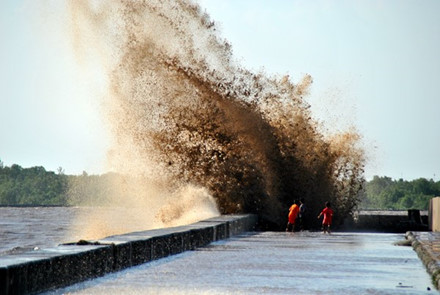 Kè Gành Hào vẫn tiếp tục bị sóng đe dọa