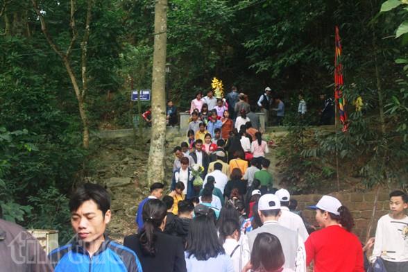 Bỏ thu phí tham quan, lượng khách về Đền Hùng tăng cao