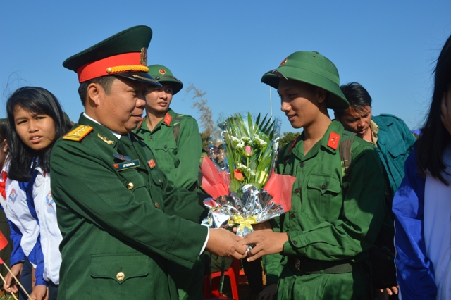 Tuổi trẻ Tây Nguyên hăng hái lên đường nhập ngũ