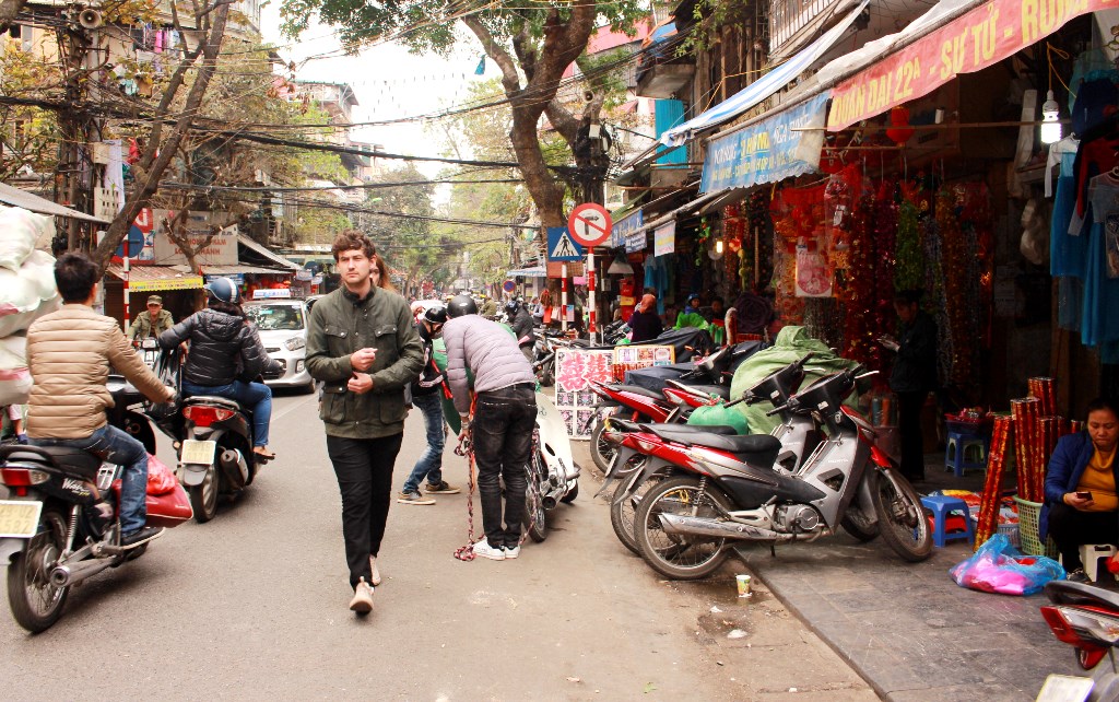 Vỉa hè Hà Nội bao giờ mới hết bị lấn chiếm