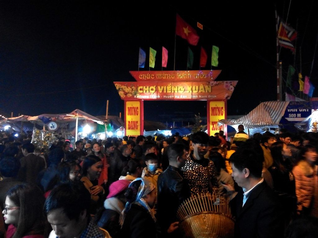 Du xuân trong biển người về Viềng Phủ