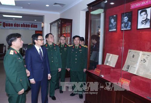 Phó Thủ tướng Chính phủ Vũ Đức Đam thăm, làm việc tại Báo Quân đội Nhân dân
